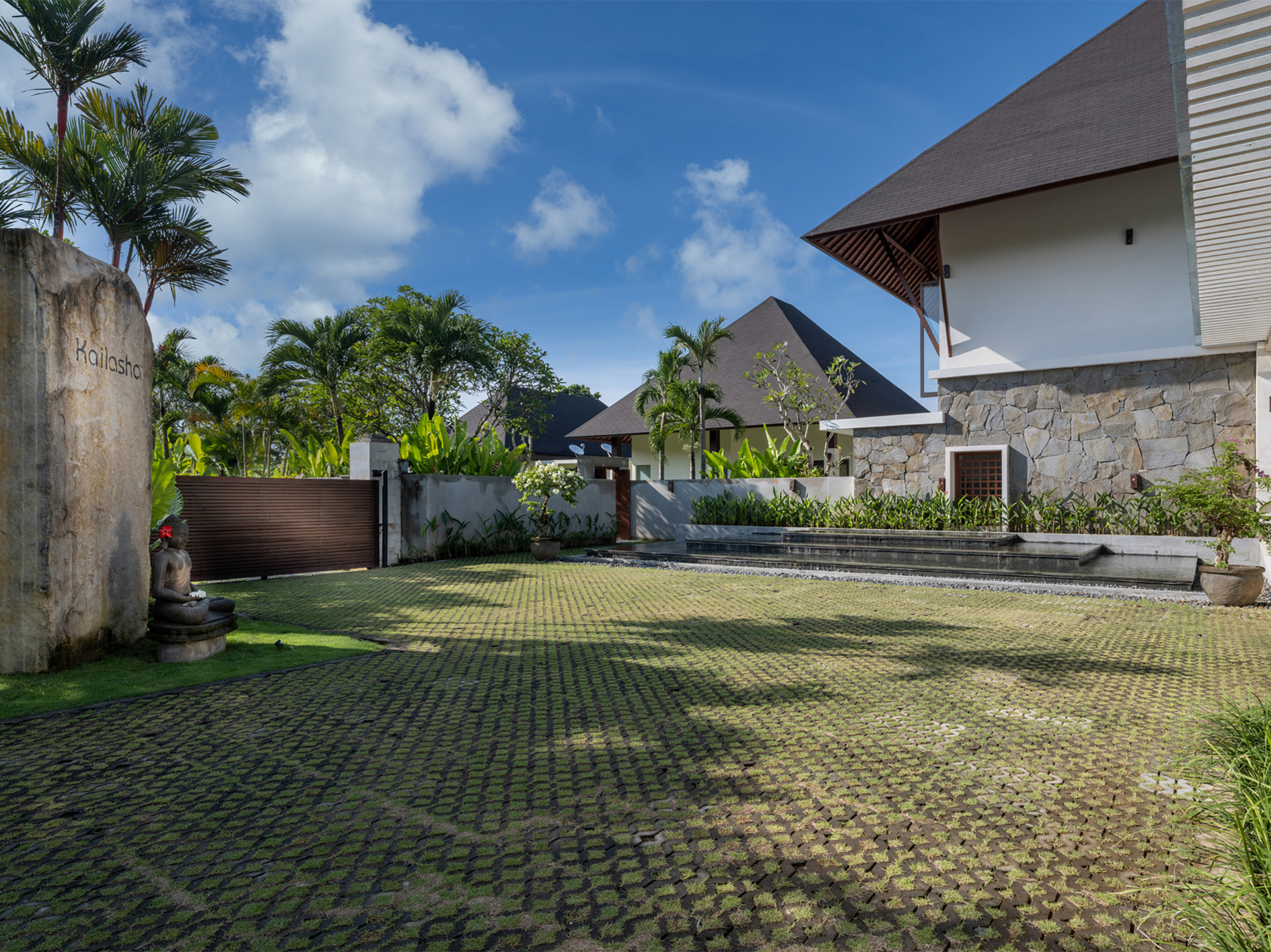 Villa Kailasha - Gate and parking - Villa Kailasha, Tabanan, Bali